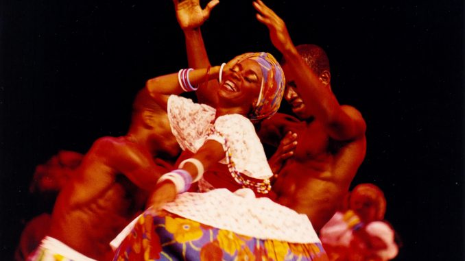 Balé folclórico da Bahia em apresentações no Teatro Castro Alves.