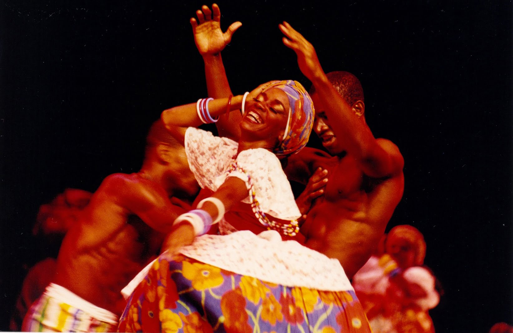 Balé folclórico da Bahia em apresentações no Teatro Castro Alves.