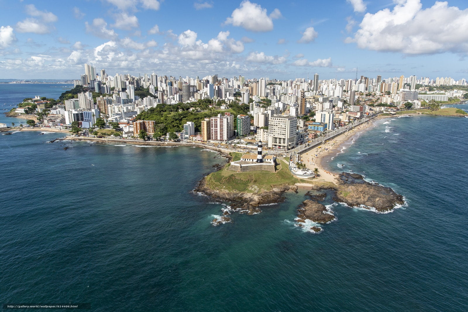 Foto aérea do Farol da Barra em Salvador, Bahia.