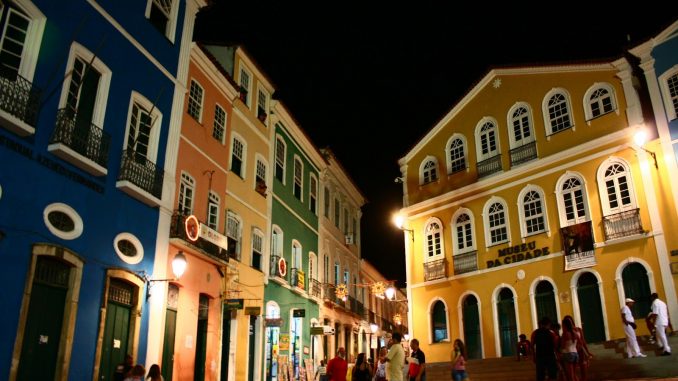 Foto do Pelourinho a noite, um dos pontos turísticos mais visitados da Bahia.