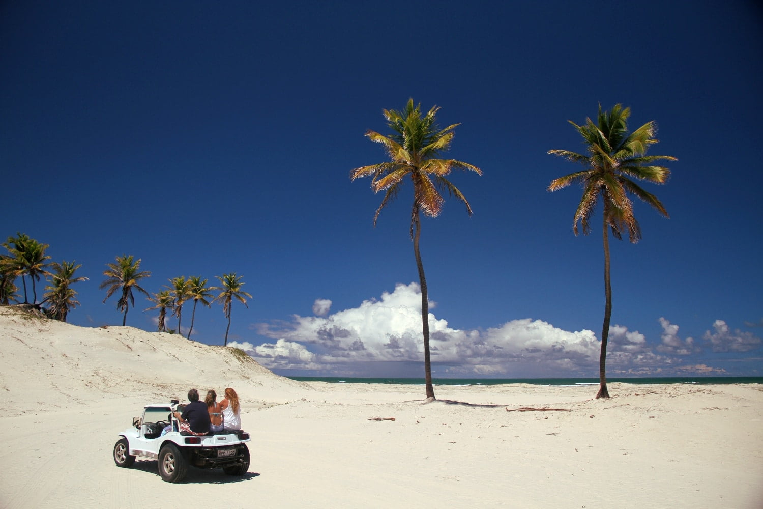 Um dos pontos altos da viagem é o passeio de buggy pelas dunas de Mangue Seco.