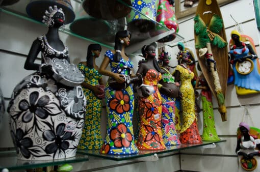 Estátuas de baianas sendo vendidas no Mercado Modelo em Salvador