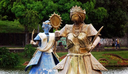 Tradicionais esculturas de orixás do Dique do Tororó