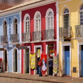 Casarões coloridos no Pelourinho, Centro Histórico de Salvador.