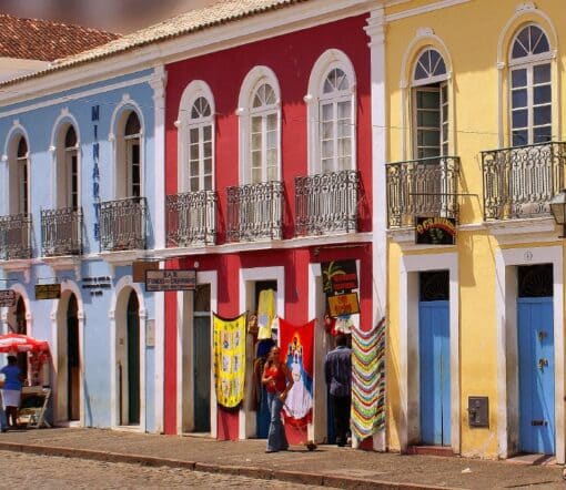 Casarões coloridos no Pelourinho, Centro Histórico de Salvador.