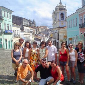Turistas posam para fotos no Pelourinho.