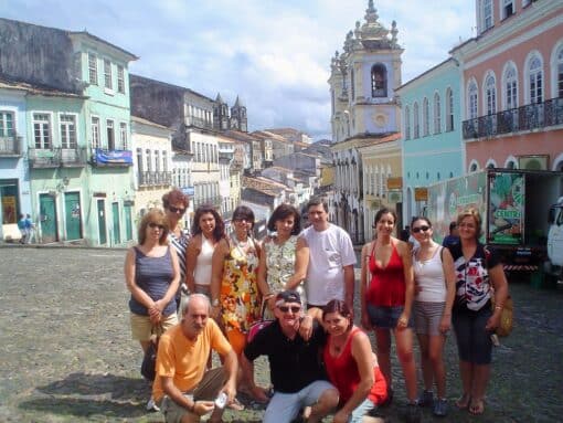 Turistas posam para fotos no Pelourinho.