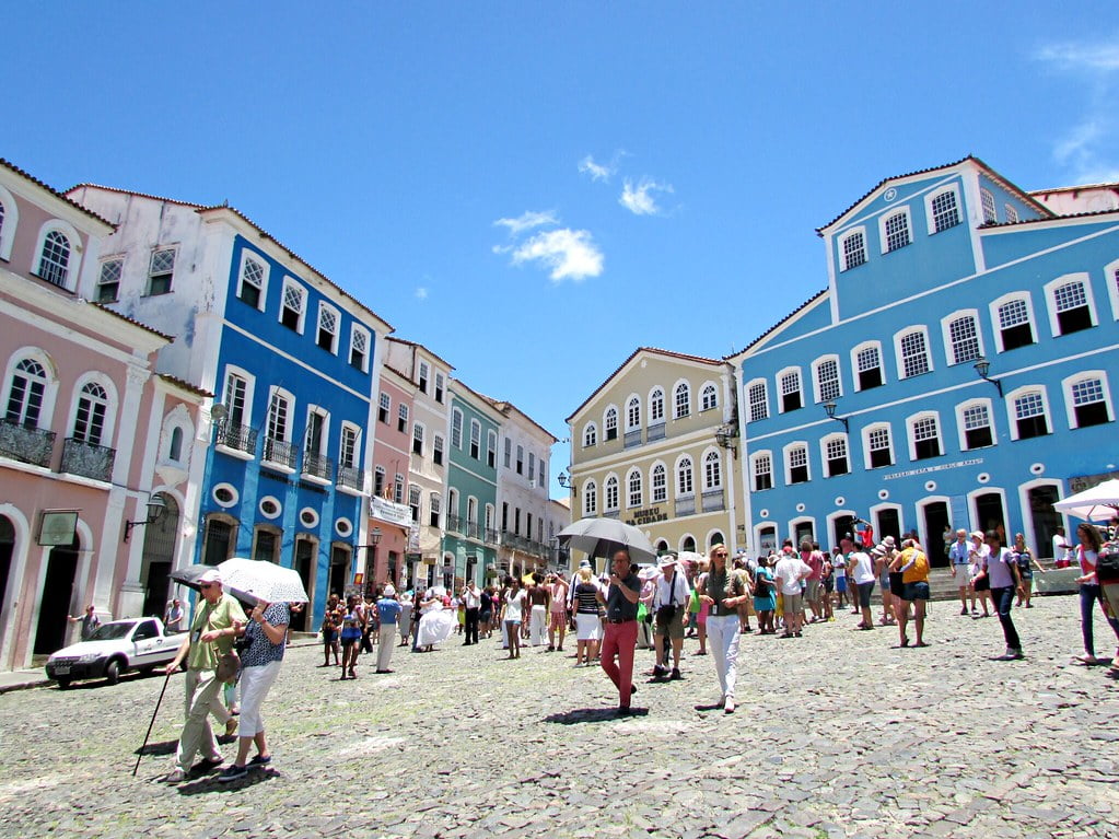Turistas visitam o Pelourinho, Centro Histórico de Salvador.