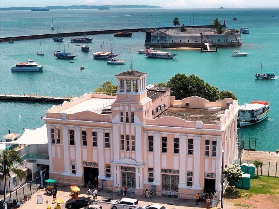 Vista aérea do Terminal Marítimo de Salvador, Bahia, com o Forte de São Marcelo e vários barcos ancorados nas águas da Baía de Todos-os-Santos.