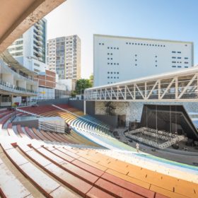 Vista da Concha Acústica do Teatro Castro Alves com público assistindo a show ao ar livre em Salvador.