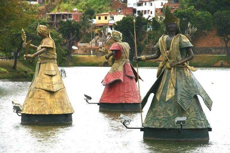 Esculturas de orixás no Dique do Tororó, em Salvador